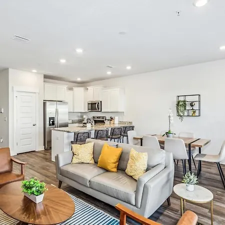 Luxury Townhome Near Downtown And Pensacola Beach